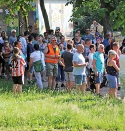 Zwischen 120 und 140 sogenannte Spaziergänger versammelten sich am Montagabend im Albertpark.