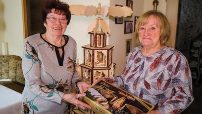 Monika Ronicke (r.) übergibt den Stollen an Gerlinde Schulz. 