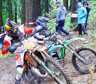 Michl Dreßler aus Schneeberg und Julian Meyer aus Geyer (r.) kämpften sich 2021 gemeinsam die Walthershöhe hinauf. Solch spektakuläre Szenen dürfte es am 26. August dieses Jahres ebenfalls geben. Vielleicht machen ihnen ja auch die "Riders on Wheels" Konkurrenz. 
