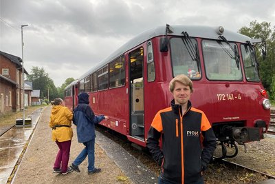 Bastian Fischer vom Förderverein Zellwaldbahn, hier am Bahnhof Brand-Erbisdorf, unterstützt den Bergstadtexpress.