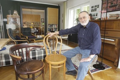 Viele Formen finden sich zu Hause bei Formgestalter Clauss Dietel, zum Beispiel die der so genannten Thonet-Stühle. Alt und knarrend, wenn man darauf Platz nimmt, aber Klassiker schlechthin, benannt nach Michael Thonet, einem Pionier der seriellen Möbelproduktion.