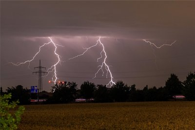 Gewitter mit Starkregen, Hagel und schweren Sturmböen können am Abend das Vogtland erreichen.