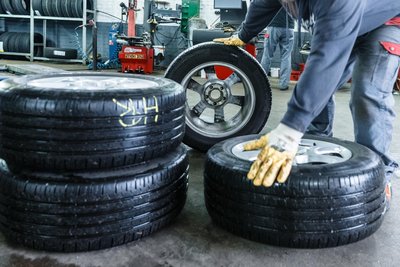 Abmontierte Sommerreife werden in einer Werkstatt vor der Einlagerung beschriftet.