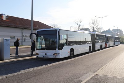 An der Haltestelle Freiberg Bahnhof fahren die Busse des Schienenersatzverkehrs.