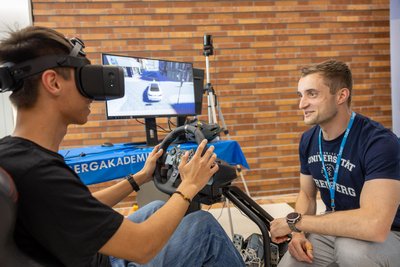 Campustag in Freiberg. Felix Heisel, wissenschaftlicher Mitarbeiter, lässt den Autosimulator ausprobieren. Er wurde von der TU Bergakademie Freiberg selbst entwickelt und gebaut.