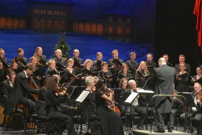 Beim ausverkauften Festkonzert „Weihnachtskantate“ unter der Leitung von Generalmusikdirektor Florian Merz erklangen Werke von Georg Friedrich Händel und Johann Sebastian Bach.