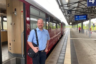 Sebastian Hamann von der Interessengemeinschaft Muldentalbahn, hier am Bahnhof in Freiberg, unterstützt den Bergstadtexpress.