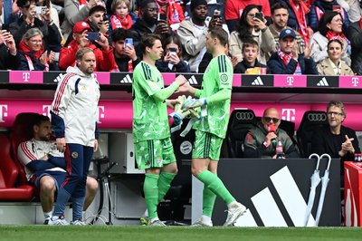 Gegen Köln musste Manuel Neuer (r) angeschlagen raus. Jonas Urbig ging für ihn ins Tor. Wie steht es um die Wade?