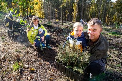 Mit Kind und Kinderwagen dabei: Tabea und Markus Hausmann mit Dean und John.