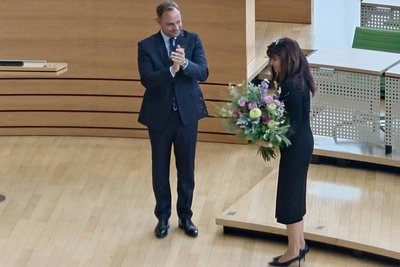 Der neue Landtagspräsident Alexander Dierks (CDU) applaudiert seiner Stellvertreterin und Parteifreundin Ines Saborowski.