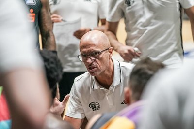 Immer fokussiert: Rodrigo Pastore während einer Ansprache beim Testspiel gegen den MBC in diesem Sommer.