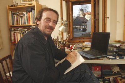 Vom Arbeitszimmer seines denkmalgeschützten Hauses aus sieht Thomas Morgenstern direkt auf die Rabensteiner Burg. Die skizziert er auch gern, wenn er mal wieder Zeit zum Zeichnen hat.