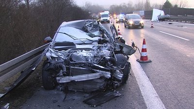 Ein Audi-Fahrer wurde bei einem Unfall auf der A 72 bei Plauen schwer verletzt.