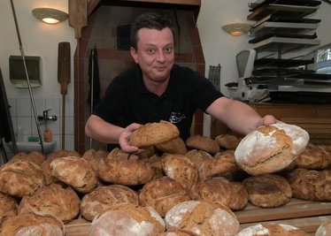Im Backhaus in Bad Schlema sind zum Backtag 300 Brote gebacken worden - im Bild Sebastian Lamm vom Backhaus-Verein.