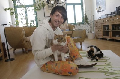 Gunzenhauser-Chef Thomas Friedrich legt in seinen vier Wänden auch mal sein liebstes Kleidungsstück, den Gehrock, ab, zieht ein Kapuzenshirt über und widmet sich seinen zwei Katzen: Moritz (im Vordergrund) sei ein lieber und zutraulicher Geselle, Tussi hingegen, wie der Name vermuten lässt, ein zickiges Wesen.