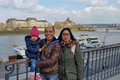 Der heute 65-jährige Pham Phi Son, seine Lebensgefährtin Nguyen Thi Quynh Hoa und die gemeinsame Tochter Emilia 2019 in Dresden - am Tag der Sitzung der Härtefallkommission. Pham wirkt optimistisch. Er ahnte nicht, wie die Kommission entscheiden würde. 
