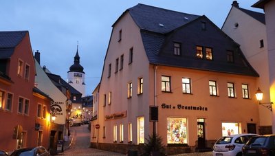 Geschäftsleute von Schwarzenberg laden mit vielen Geschenktipps zum Fest zu einem langen Einkaufssamstag ein. 