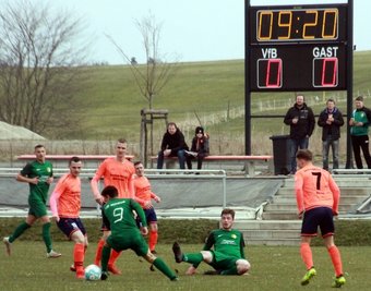 Beim VfB-Heimspiel gegen Oberlungwitz hatte die frisch aufgestellte Anzeigetafel Premiere. Vor dieser führt Marcel Ottiger (Nr. 9) den Ball. Für die Anzeigetafel wurden etwa 7000 Euro investiert. 
