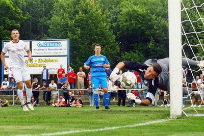 Der Crossener Kapitän und Torhüter Tommy Kitruschat stand nach langer Verletzungspause erst zum zweiten Mal wieder im Kasten seines TSV Crossen. Gegen den haushohen Favoriten FSV Zwickau zeigte der Keeper einige tolle Parade wie in dieser Szene, als er den Schuss von Lucas Albert (links) um den Pfosten lenkte.