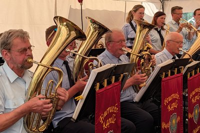 Feuerwehrfest in Sohra: Die Feuerwehrkapelle Niederbobritzsch spielte beim gemeinsamen Fest der FFW Bobritzsch-Hilbersdorf und der Ortsfeuerwehr Sohra. Foto: Mathias Herrmann