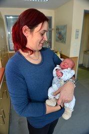 Mama Beatrice hält ihr fünftes Kind im Arm. Jayden kam am 1. Januar 22.48 Uhr auf die Welt.