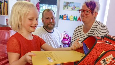 Vor vier Jahren: Helena Kreil beginnt in der ersten Klasse. Vater Sebastian Kreil und Mutter Severine Szayka freuen sich.