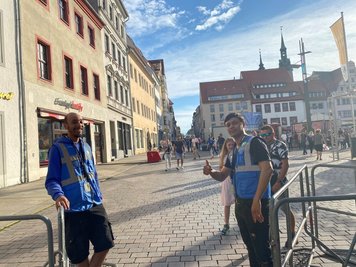 Rahman Amiri (rechts) und Fernando Zinguire kontrollieren am Eingang Obermarkt, dass die Besucher zum Konzert keine Glasflaschen mitbringen. 