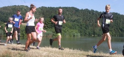 Nach dem Start liefen die Teilnehmer zuerst am Stauseedamm entlang in Richtung Sachswitz. Manuel Köber (Zweiter von rechts) gewann über sieben Kilometer.