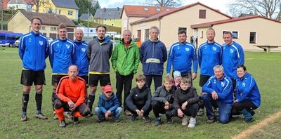 Drei Fußball-Generationen zusammen in Reichenbach auf dem Feld. "Wir hatten Jahre, da tauchte der Name Walther fünfmal auf dem Spielberichtsbogen auf", berichtet Philipp Walther, der aktuelle Kapitän der Sportfreunde (hintere Reihe, 3. v. r.)
