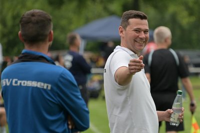 Dmitrij Lascenko (rechts) stand am Donnerstag zum letzten Mal beim TSV Crossen an der Seitenlinie. Den Coach zieht es nach zwei Jahren beim Westsachsenligisten zum Landesklasseteam des Oberlungwitzer SV.