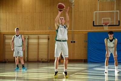 Die Dittersbacher um ihren Guard Nino Valentino (M.), hier in einem früheren Spiel, warten weiter auf die ersten Punkte der Saison.