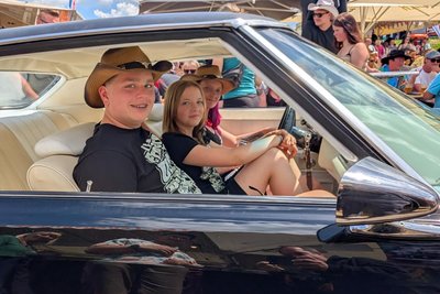 Nino, Lusi und Linda Biendt (v.l.) stellten ihren Chevrolet Impala Sport Coupe von 1972 dem Publikum vor.