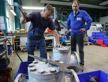 
              <p class="artikelinhalt">Vorarbeiter Matthias Müller (links, mit Ralf Baraniak) muss bei der Wartung großer Sicherheitsarmaturen auch zu überdimensionalen Werkzeugen greifen. </p>
            