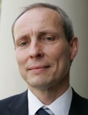 Uwe Staab sitzt nun seit 25 Jahren im Bürgermeister-Sessel von Eibenstock. Bei der bevorstehenden Wahl zuUwe Staab (53) bekleidet das Amt des Bürgermeisters in Eibenstock seit 1990. Der Mathematik- und Physiklehrer wohnt mit seiner Frau in Blauenthal und hat einen erwachsenen Sohn. Uwe Staab ist leidenschaftlicher Radfahrer und steuert gern den Auersberg an. Im Winter ist er bisweilen in der Kammloipe unterwegs. Einen ausgesuchten Lieblingsort hat er nicht, da es rund um Eibenstock viele Fleckchen gebe, die ihren Charme haben.