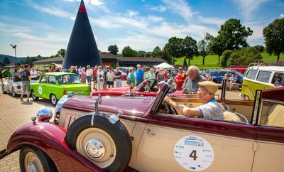 Im Crottendorfer Räucherkerzenland machte die Sächsische Meister-Classic Station. Die Premiere der Rallye kam sehr gut an. 