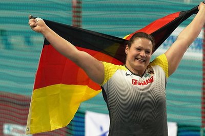 Christina Schwanitz jubelt bei der Hallen-EM im polnischen Thorn über Bronze. Mit einem Lächeln im Gesicht will sie sich auch von der Kugelstoßbühne verabschieden.