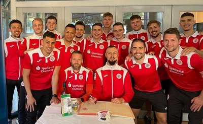 Die Spieler von Hot 05 Futsal um Trainer Michal Salak (sitzend, links) durften sich bereits vor dem Finale ins Ehrenbuch der Stadt Hohenstein-Ernstthal eintragen. 