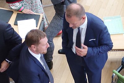 Ministerpräsident Michael Kretschmer (CDU) im vertrauten Gespräch mit BSW-Mann Jörg Scheibe. Die CDU ließ Scheibe trotzdem im ersten Wahlgang durchfallen.