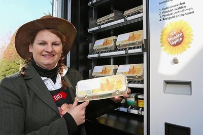 Sarah Kretzschmar vertreibt Eier von ihrem Hof über Automaten, die an mehreren Orten in der Region aufgestellt wurden. 