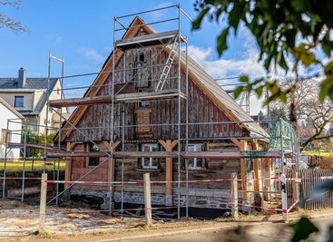 Bis Ende des Jahres soll das alte Umgebindehaus zumindest äußerlich fertig sein. Eine sportliche Leistung, die der Bauherr, wie er sagt, allein den Handwerkern aus der Region zu verdanken hat. 