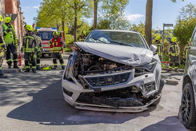 Abgeschleppt werden mussten zwei ramponierte Pkw, die in einen Unfall am Samstagvormittag in Ellefeld verwickelt waren.