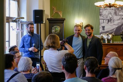 Erinnerungsfoto mit Felix. Der Freiberger Oberbürgermeisterkandidat Christian Pudack macht nebenbei noch ein bisschen Wahlkampf.