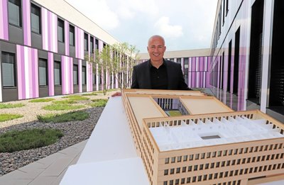 Idee und Wirklichkeit: Architekt Jens Krauße präsentierte im Drusenhof des Zentrums für effiziente Hochtemperatur-Stoffumwandlung an der Winklerstraße ein Modell des Gesamtgebäudes. Bei der Gestaltung wurden zahlreiche Anleihen aus der Welt der Minerale und des Bergbaus genommen.