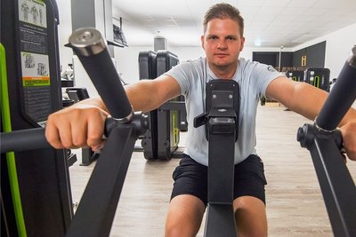 Los geht's: Reporter Georg Dostmann wagt im automatischen Fitnessstudio in Schneeberg den Selbsttest.