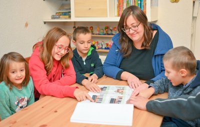 Janek Schaller (rechts) mit seiner Mama Stefanie Schaller und seinen Geschwistern. 
