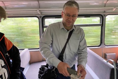 Robby Glöckner verkaufte im Bergstadtexpress Fahrkarten.
