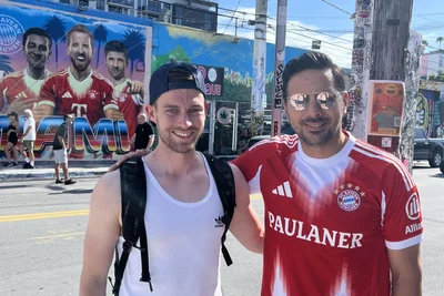 In Miami begegnete Felix Reuther (l.) während der Klub-WM dem ehemaligen Bundesliga-Torjäger Claudio Pizarro.
