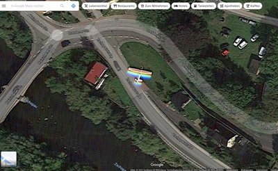 Ein vermeintlich nahe der Zschopaubrücke gelandetes Flugzeug ist in der Luftaufnahme von Mittweida zu sehen. 