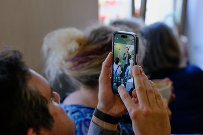 Sagt Sätze, die wie für Social-Media-Zitatkacheln gemacht sind: Grünenchef Banaszak, hier durch die Handylinse betrachtet.