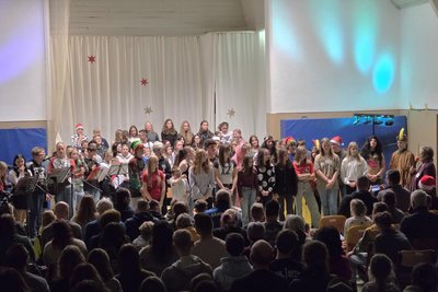 Die Jöhstädter Oberschüler hatten ein Weihnachtsprogramm für ihre Gäste vorbereitet.